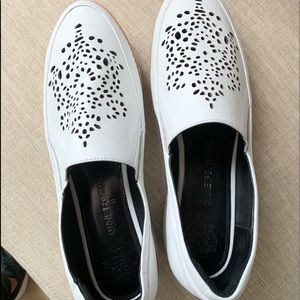 Anne Fontaine casual fun wedges in white.